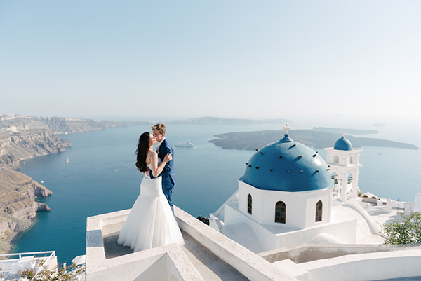 Intimate wedding in Santorini