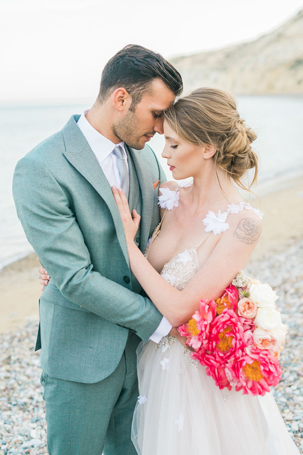 Gorgeous inspiration shoot with bright colours in Cyprus
