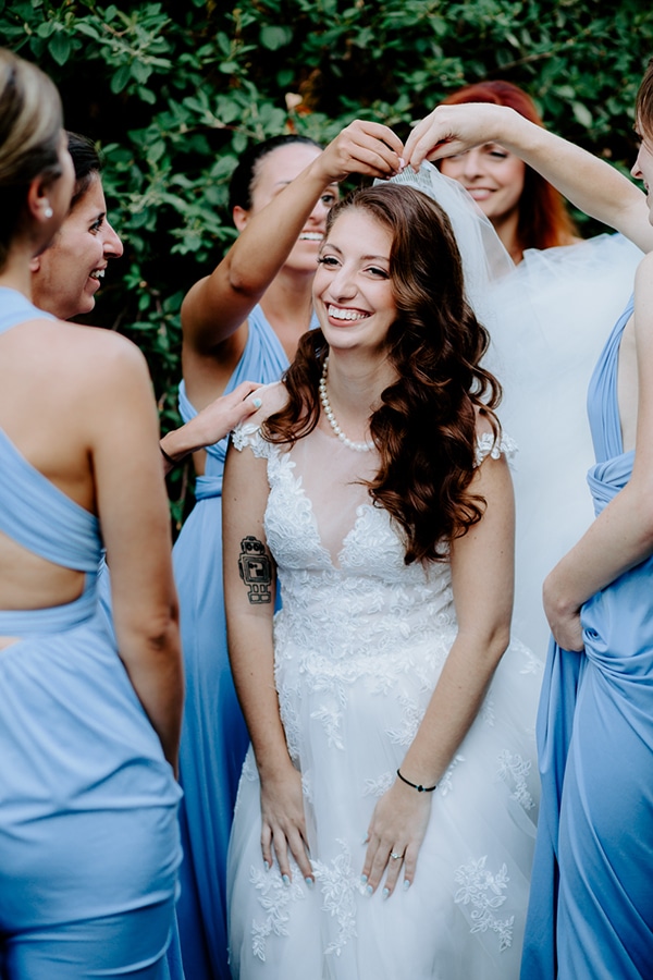 dreamy-summer-wedding-athens-lush-greenery-fairylights_04x