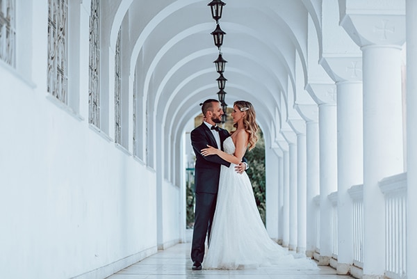 elegant-summer-wedding-athens-hanging-crystal-chandeliers-fresh-flowers_01