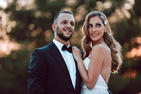 elegant-summer-wedding-athens-hanging-crystal-chandeliers-fresh-flowers_01x