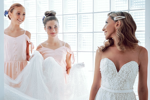 elegant-summer-wedding-athens-hanging-crystal-chandeliers-fresh-flowers_06