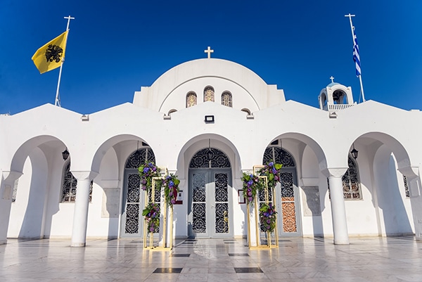 elegant-summer-wedding-athens-hanging-crystal-chandeliers-fresh-flowers_10