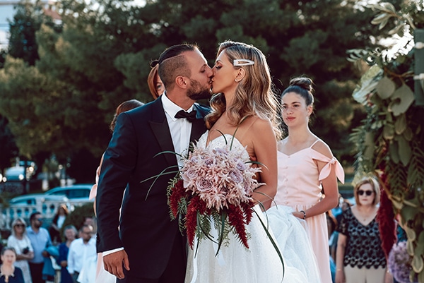 elegant-summer-wedding-athens-hanging-crystal-chandeliers-fresh-flowers_13