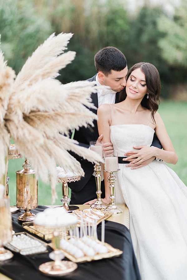 Elegant-wedding-ideas-pampas-black-details_27