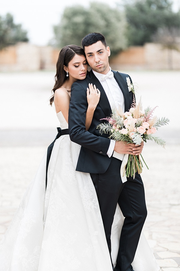 Elegant-wedding-ideas-pampas-black-details_28