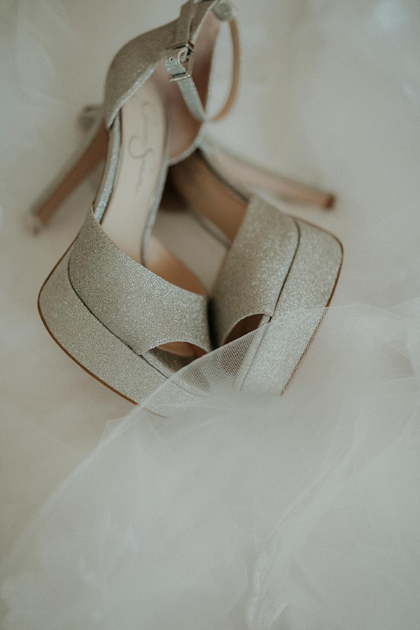 rustic-summer-wedding-nicosia-string-lights-flowers-vivid-colors_07