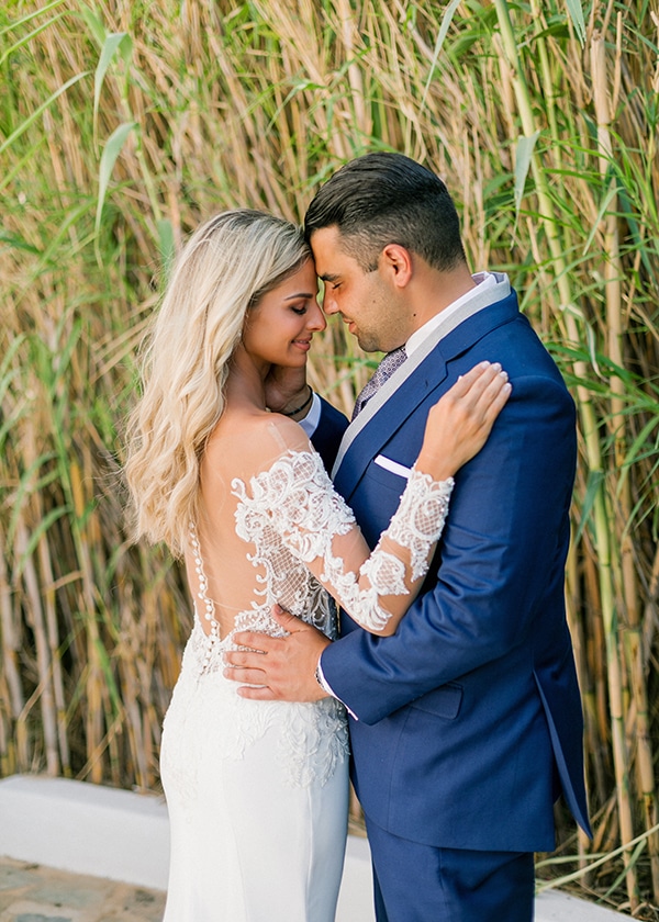 dreamy-elegant-wedding-athens-white-flowers-fairy-lights_02x