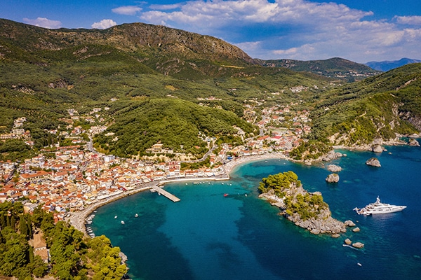 lush-garden-style-wedding-parga-touches-elegance_04