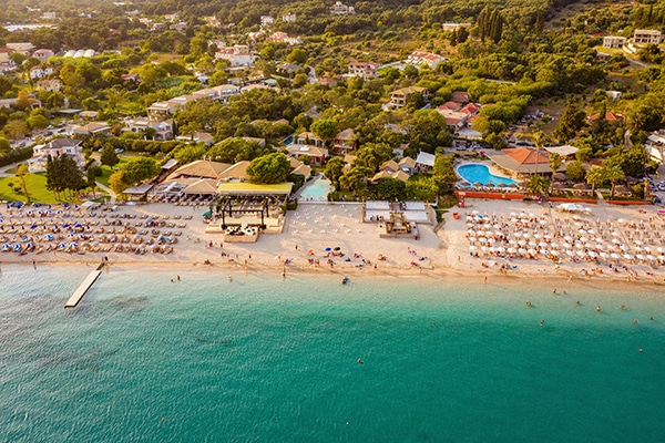 lush-garden-style-wedding-parga-touches-elegance_12