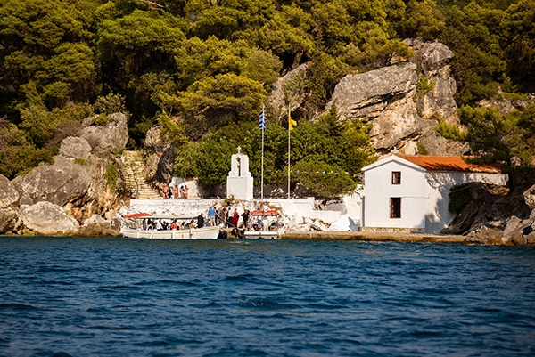 lush-garden-style-wedding-parga-touches-elegance_18