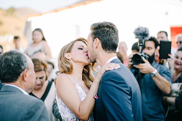 modern-summer-wedding-kythnos-vivid-colors_11