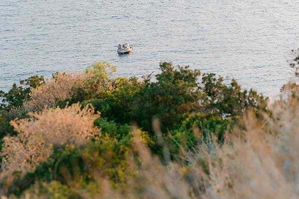 beautiful-outdoor-wedding-succulents-gold-details_04x