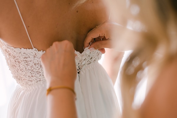 beautiful-outdoor-wedding-succulents-gold-details_05x