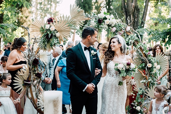 gorgeous-outdoor-wedding-dried-flowers-marsala-peonies_10