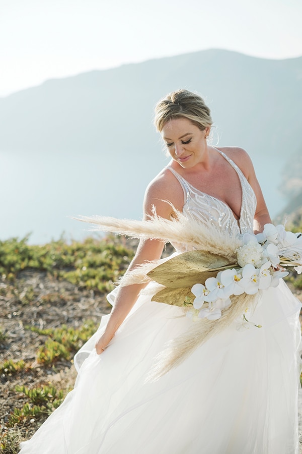 intimate-destination-wedding-santorini-bursting-pampas-grass_02x