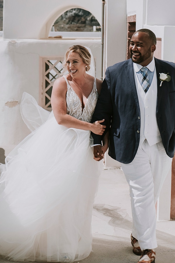 intimate-destination-wedding-santorini-bursting-pampas-grass_03x