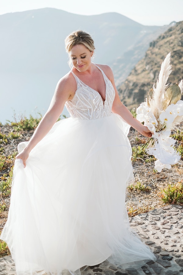 intimate-destination-wedding-santorini-bursting-pampas-grass_09x