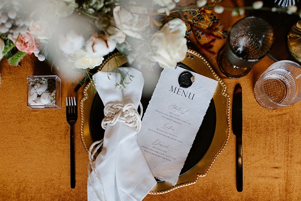 romantic-winter-elopement-warm-colors-cozy-accents-elegant-details_11