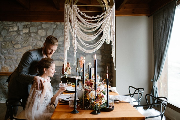 romantic-winter-elopement-warm-colors-cozy-accents-elegant-details_14x