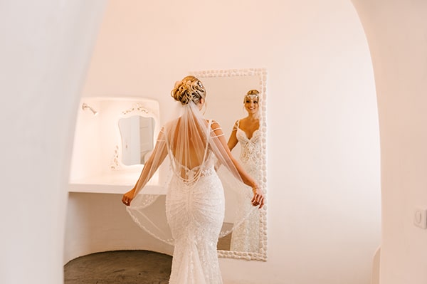 glamorous-summer-wedding-santorini-island-pastel-hues_05x