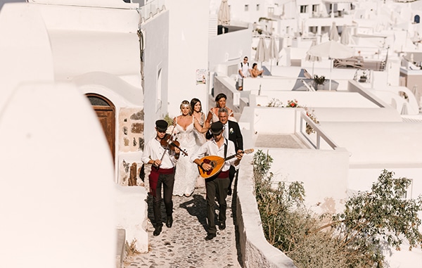 glamorous-summer-wedding-santorini-island-pastel-hues_09