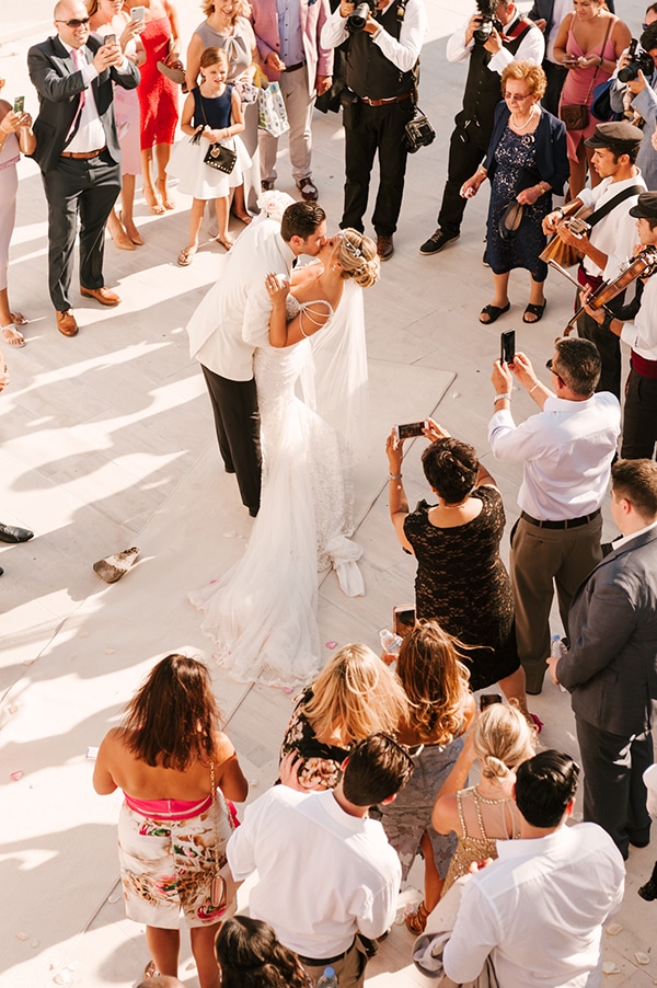 glamorous-summer-wedding-santorini-island-pastel-hues_13