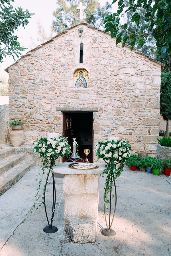minimal-outdoor-wedding-athens-white-roses-peonies_04