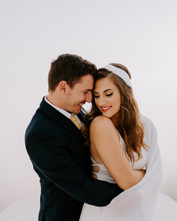 utterly-romantic-elopement-santorini-modern-details_03