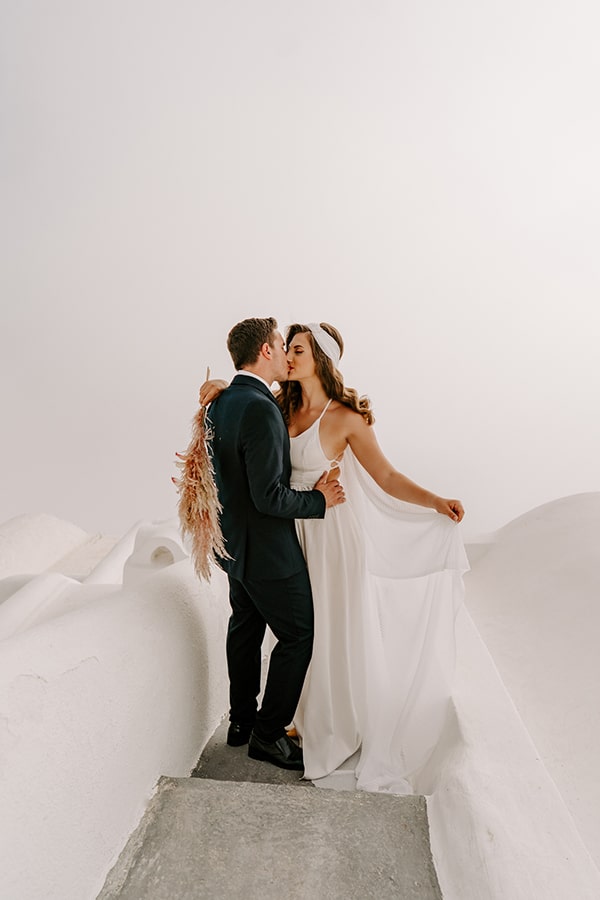 utterly-romantic-elopement-santorini-modern-details_03x