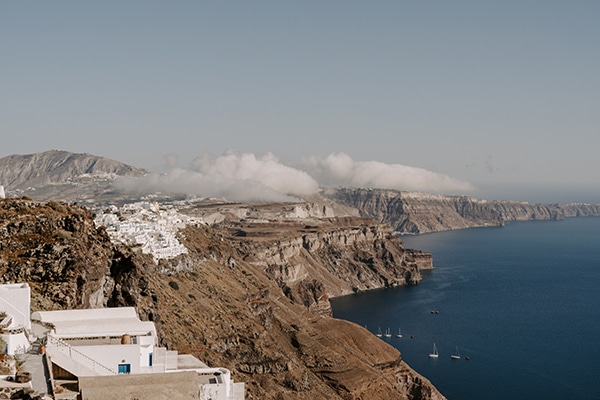 utterly-romantic-elopement-santorini-modern-details_05