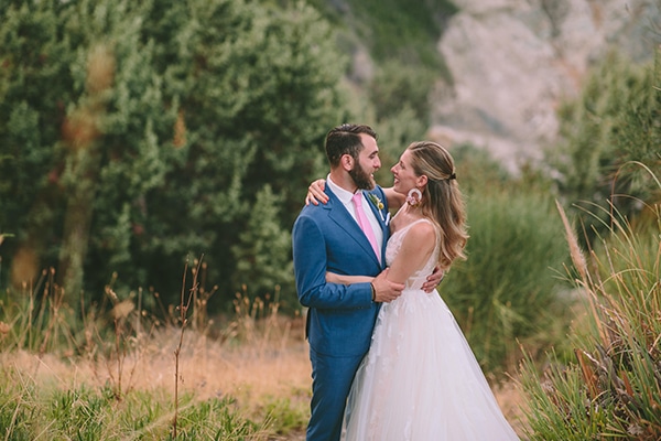 dreamy-destination-wedding-greece-vibrant-pops-bougainvillea-blossoms_02