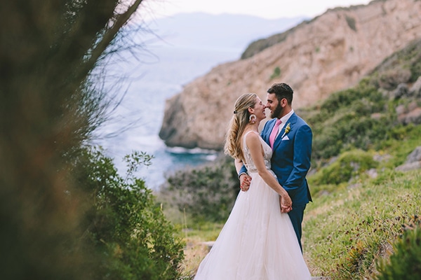 dreamy-destination-wedding-greece-vibrant-pops-bougainvillea-blossoms_03