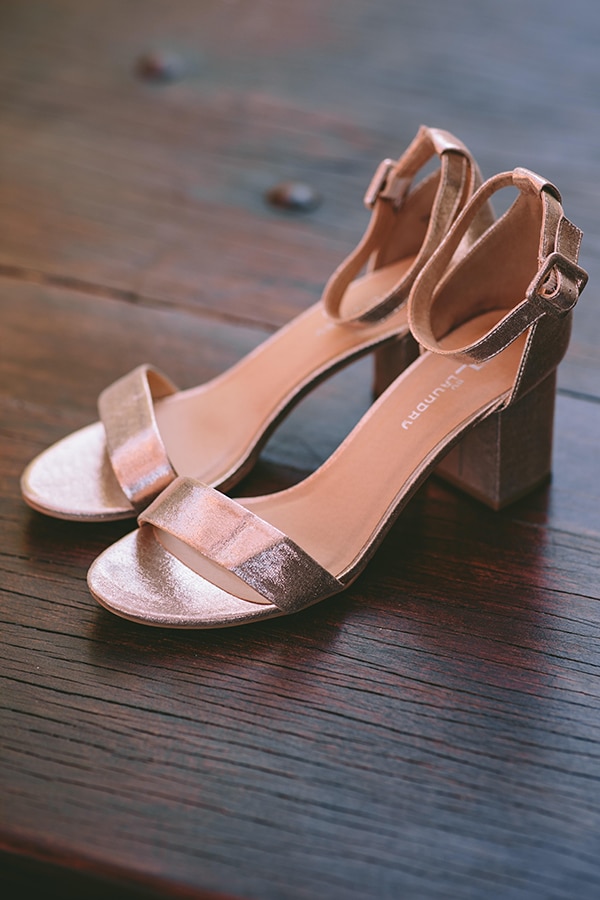 dreamy-destination-wedding-greece-vibrant-pops-bougainvillea-blossoms_07