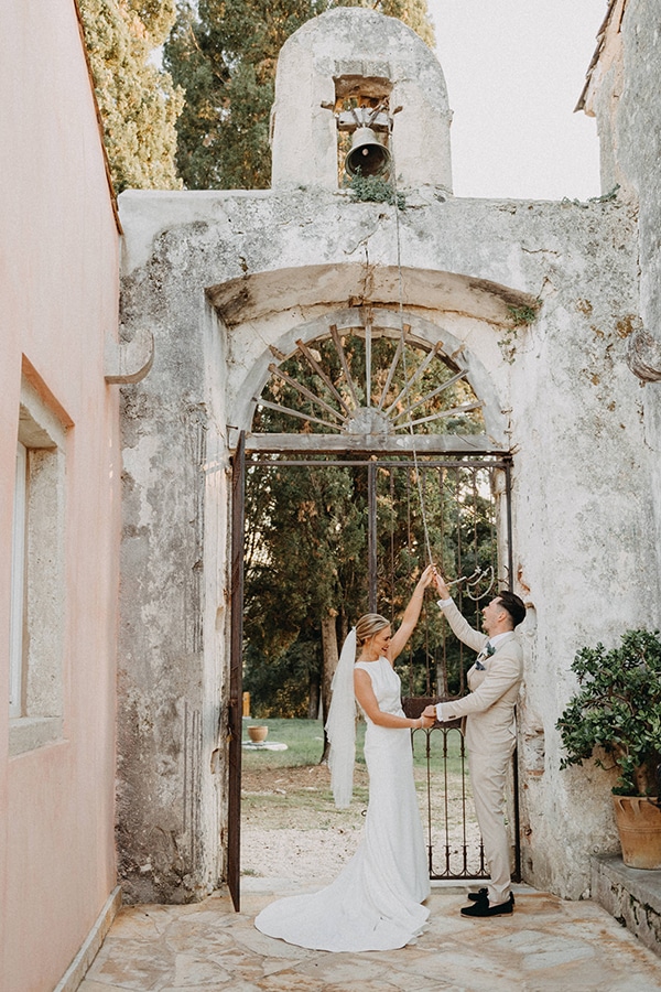 intimate-destination-wedding-corfu-sunflowers-rustic--flair_24