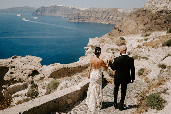 intimate-wedding-santorini-romantic-blooms-fairy-lights_04