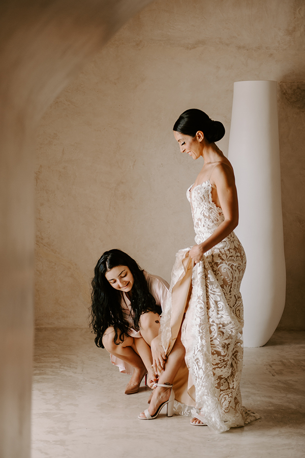 intimate-wedding-santorini-romantic-blooms-fairy-lights_05x