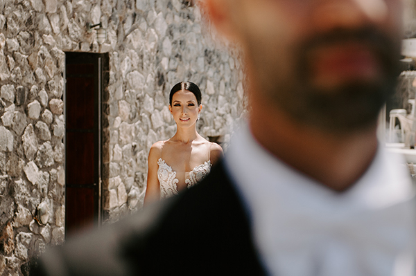 intimate-wedding-santorini-romantic-blooms-fairy-lights_08
