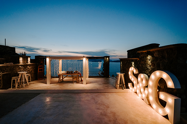 intimate-wedding-santorini-romantic-blooms-fairy-lights_32
