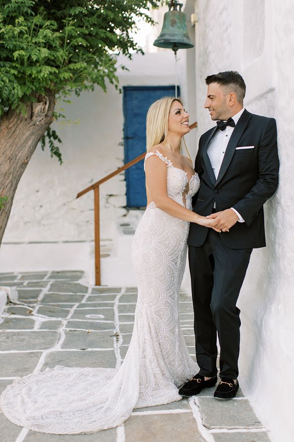 luxurious-summer-wedding-sifnos-romantic-blossoms-white-hues_04x