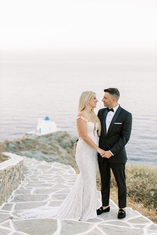 luxurious-summer-wedding-sifnos-romantic-blossoms-white-hues_05x