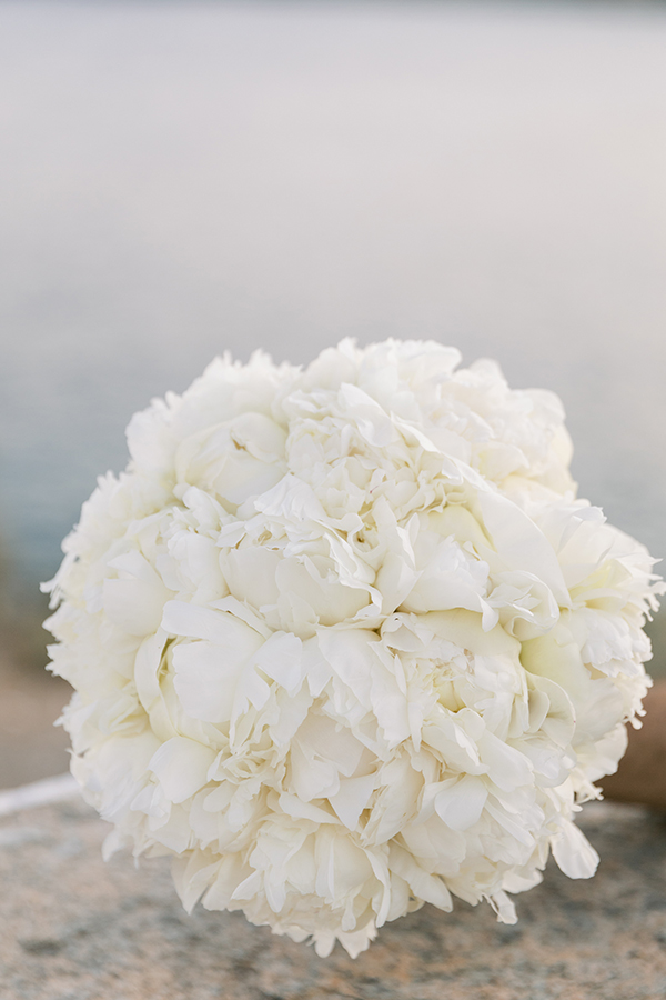 luxurious-summer-wedding-sifnos-romantic-blossoms-white-hues_06x