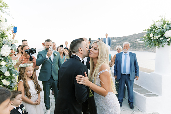 luxurious-summer-wedding-sifnos-romantic-blossoms-white-hues_24