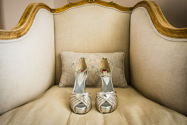 al-fresco-summer-wedding-athens-white-blooms-romantic-details_06