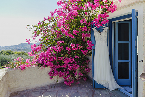 romantic-summer-wedding-athens-lovely-flowers_03x