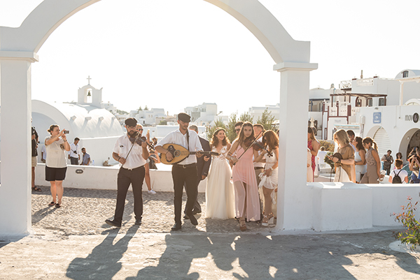 summer-romantic-wedding-santorini-white-peonies-roses_10