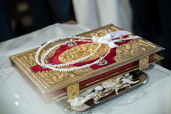 summer-romantic-wedding-santorini-white-peonies-roses_12