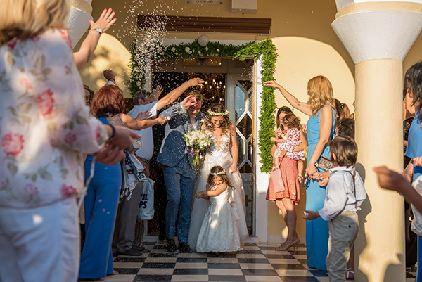 summer-romantic-wedding-santorini-white-peonies-roses_15