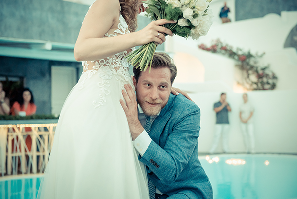 summer-romantic-wedding-santorini-white-peonies-roses_19