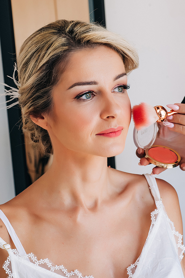 gorgeous-summer-wedding-athens-white-blooms-lush-greenery_09